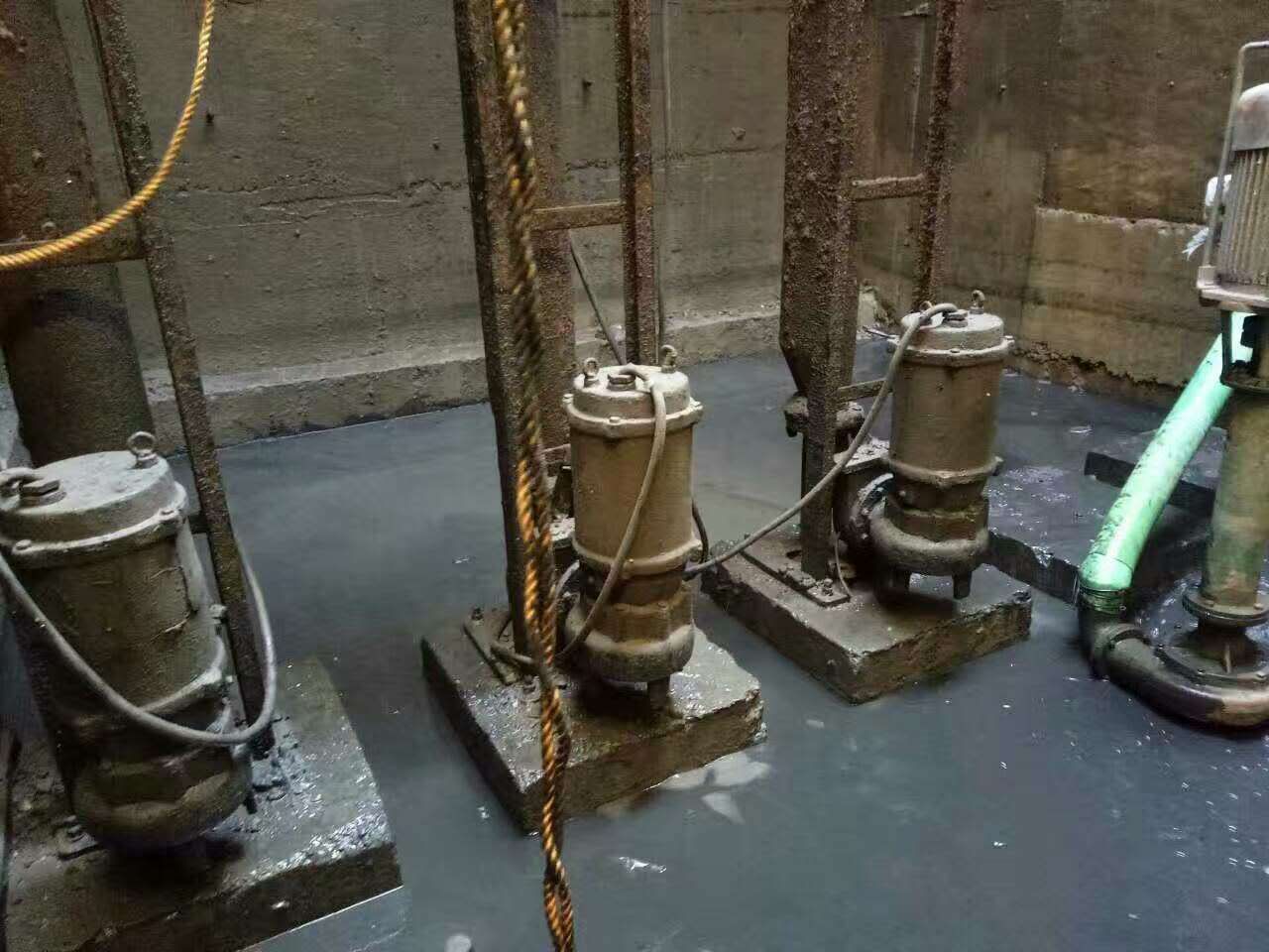 城中污水池清理